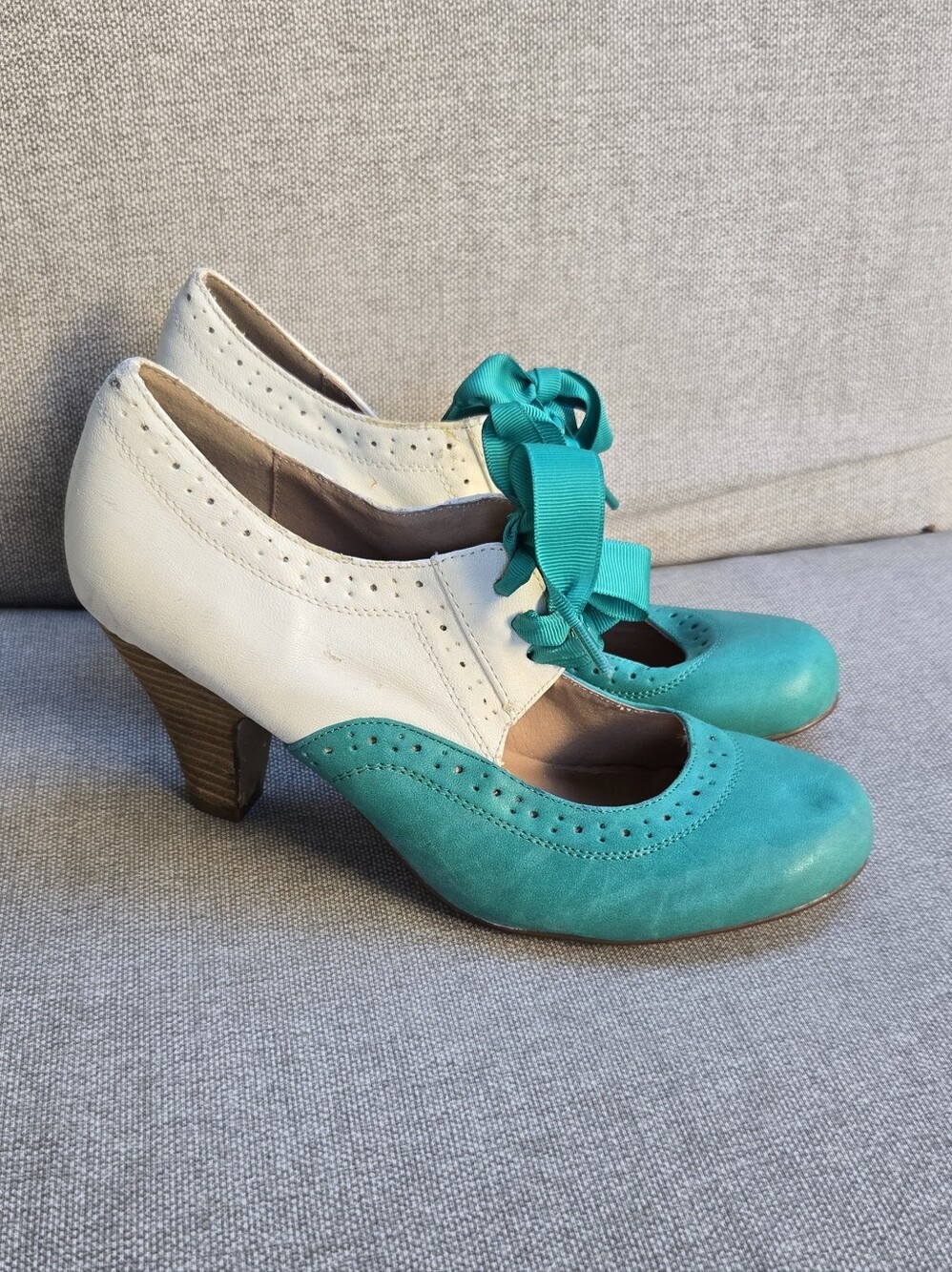 Chrlsea Crew Two-Tone Teal and White Heeled Oxford Pumps